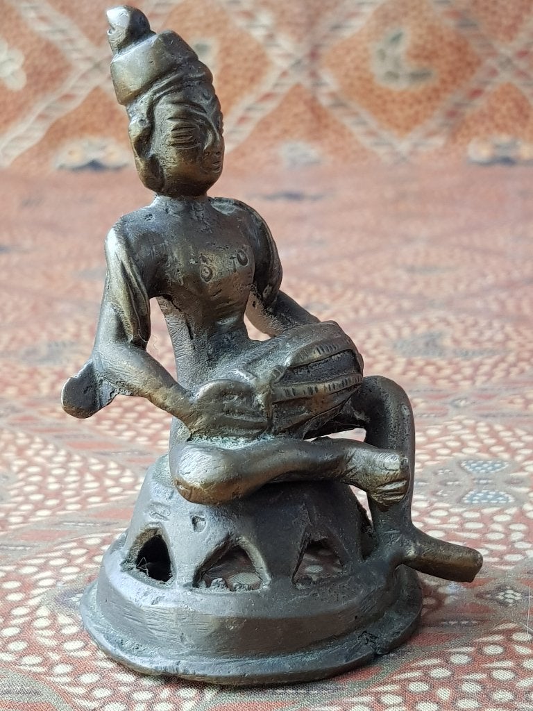 Trommelspeler mooi antiek brons beeldje uit India 8,9 cm., Antiek en Kunst, India, Handgemaakt, Ophalen of Verzenden, Brons
