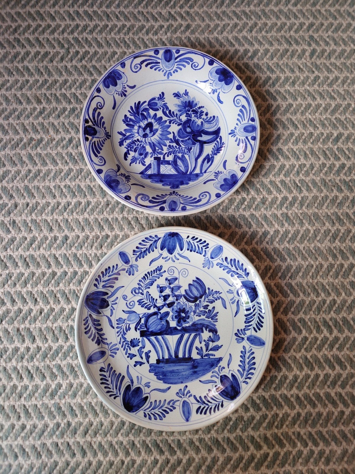 2 Oude Delft wandborden met bloemmotief, Antiek en Kunst, Antiek | Wandborden en Tegels, Ophalen