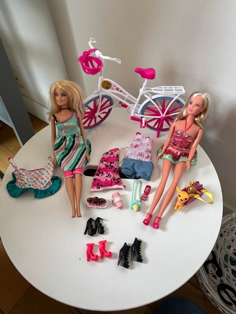 Barbie poppen met fiets en accessoires, Kinderen en Baby's, Speelgoed | Poppen, Ophalen of Verzenden, Zo goed als nieuw, Barbie