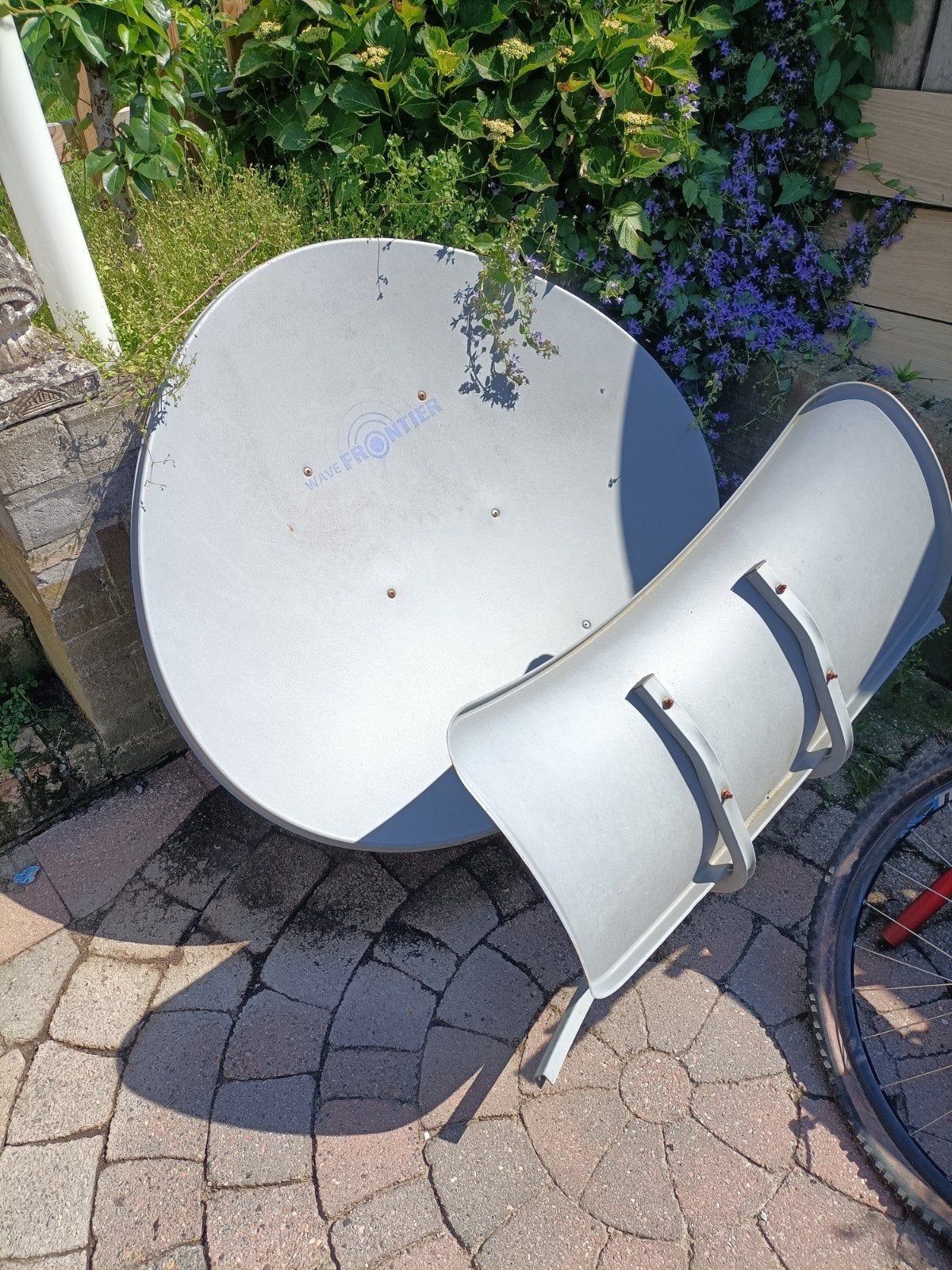 Wave Frontier schotelantenne met 3 koppen, Ophalen, Gebruikt, (Schotel)antenne, Overige merken