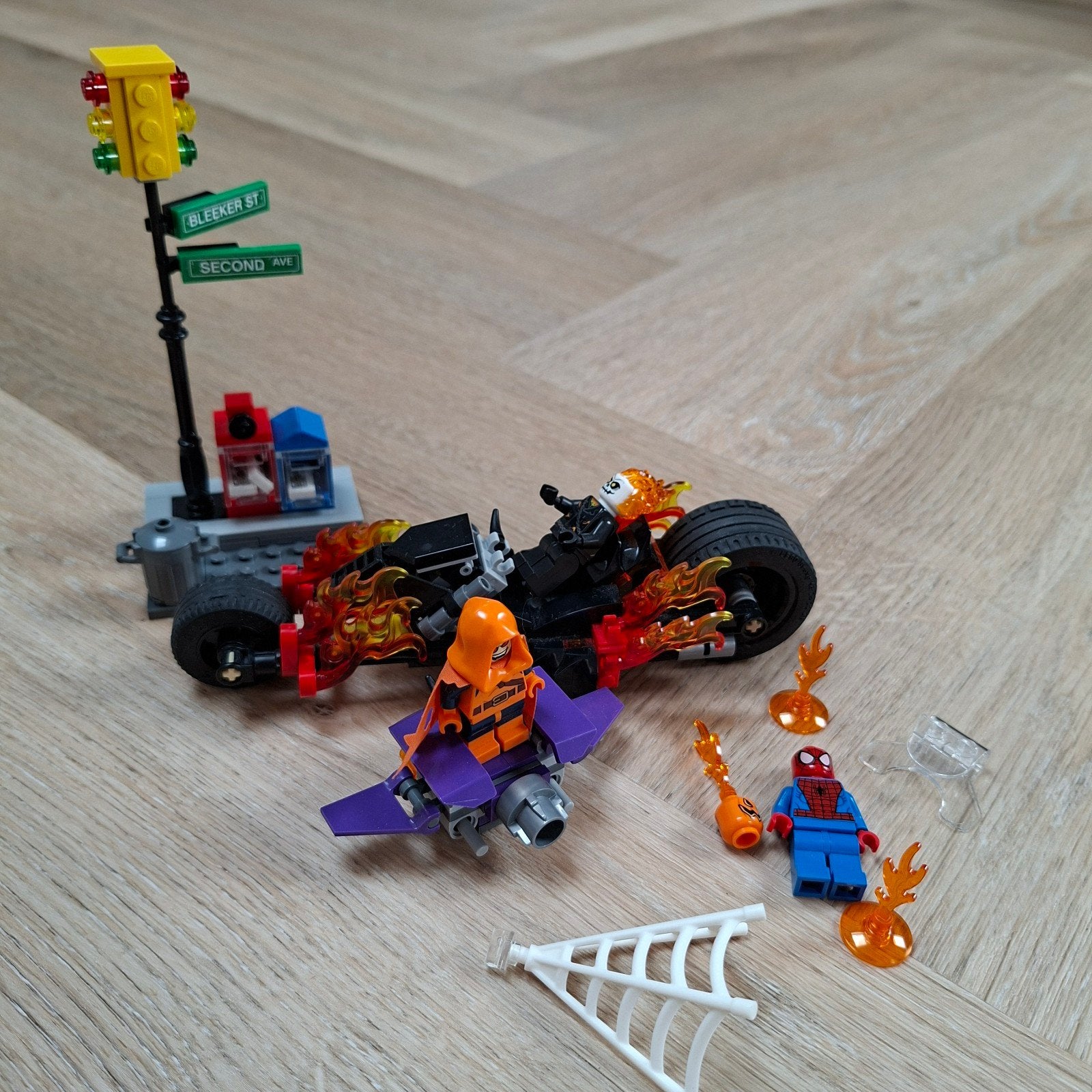 LEGO Marvel Super Heroes set 76058, genaamd Spider-Man: Ghos, Ophalen