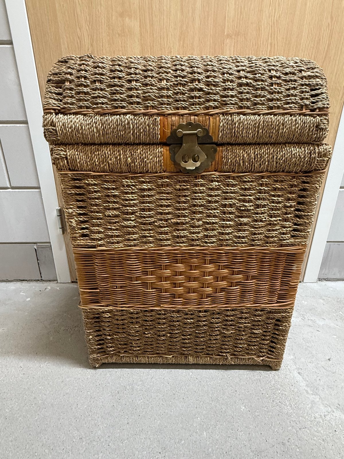 Prachtige rieten mand met messing sluiting, Ophalen, 50 tot 100 cm, Zo goed als nieuw, 50 tot 75 cm