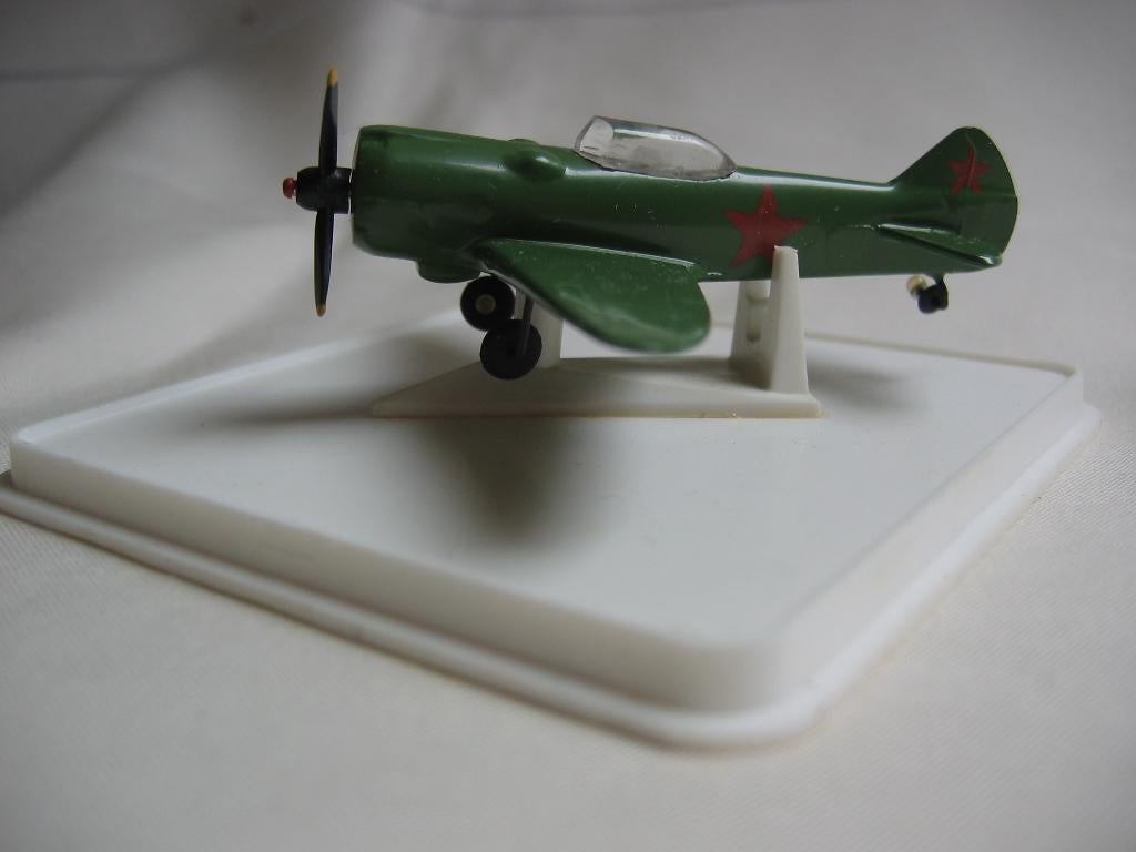 Schaalmodel KLEIN Vliegtuig Ilyushin METAAL 8 cm, Antiek en Kunst, Curiosa en Brocante, Ophalen of Verzenden