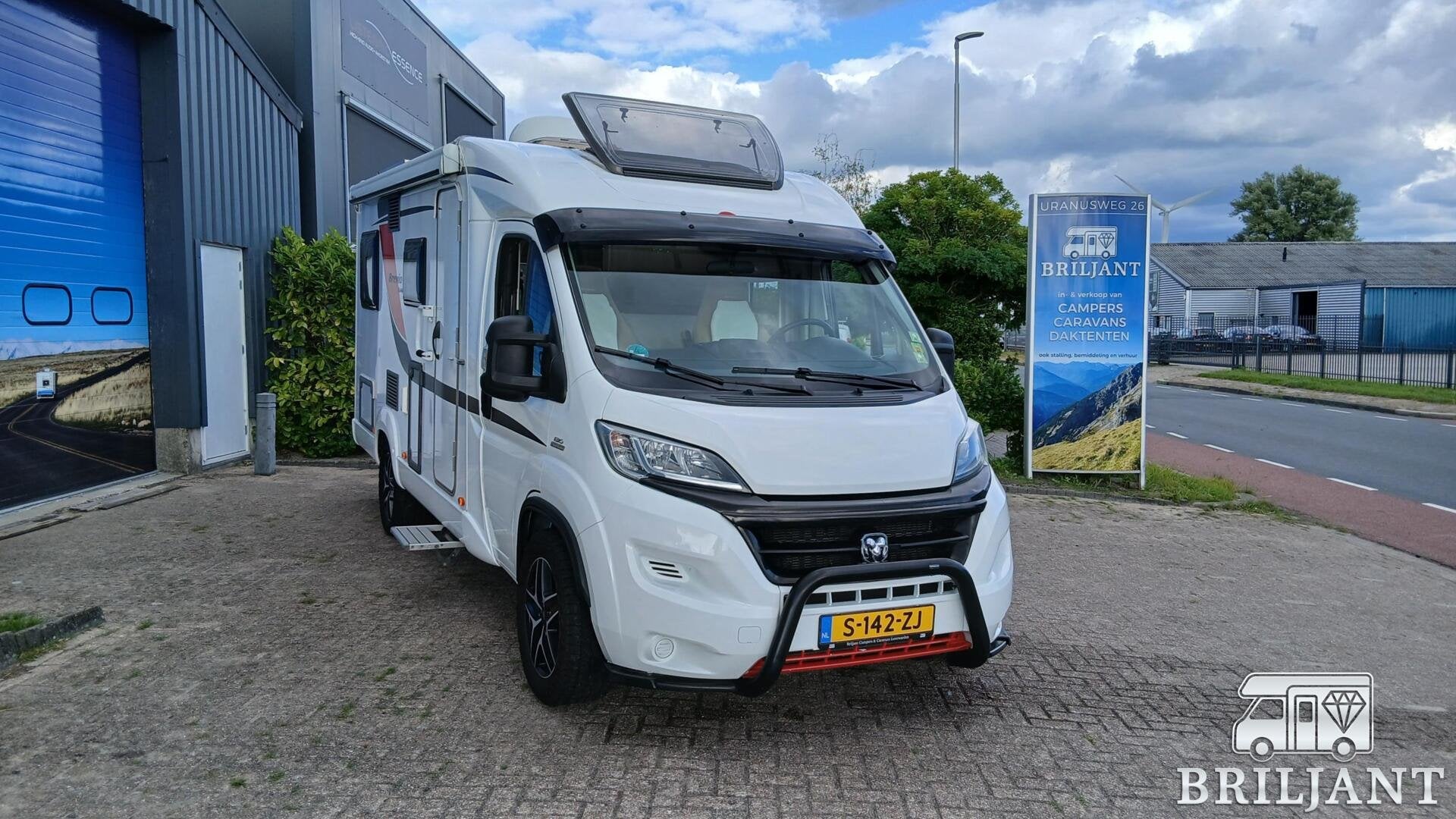 Foto 3 van Bürstner Brevio T-646.. unieke off-grid camper