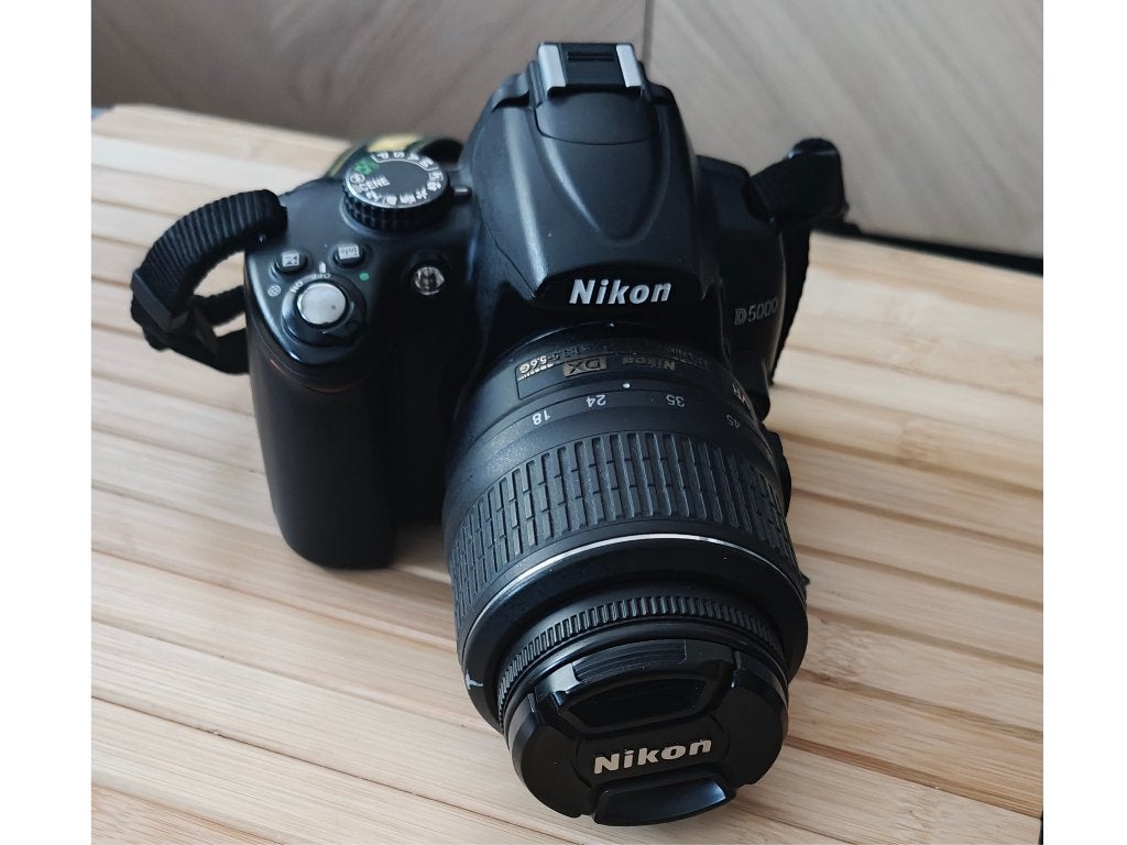 Nikon D5000 + AF-S NIKKOR 18-55mm f/3.5-5.6G VR, Audio, Tv en Foto, Spiegelreflex, Ophalen of Verzenden, Zo goed als nieuw, Accu