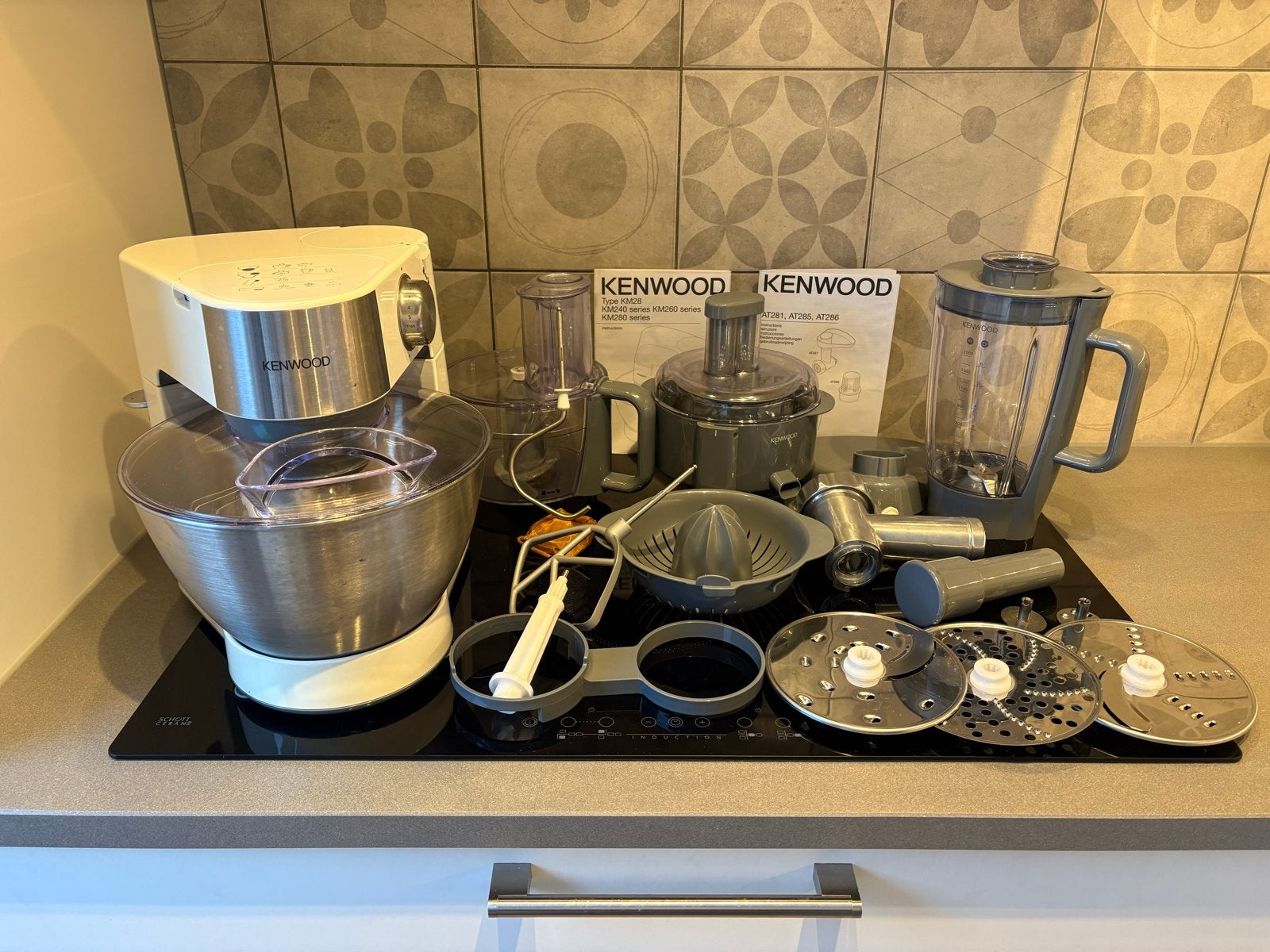 Kenwood Keukenmachine met uitgebreide accessoireset, Ophalen, 4 liter of meer, 3 snelheden of meer, Zo goed als nieuw