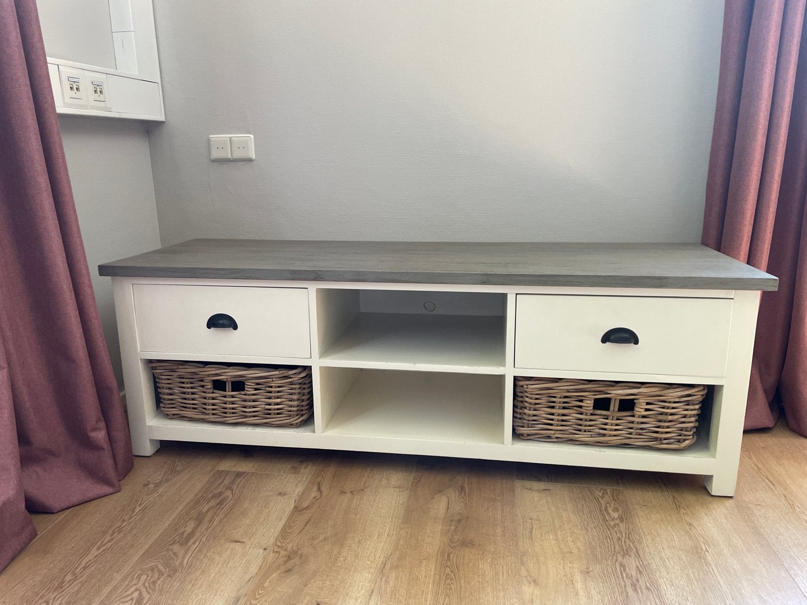 TV-meubel met lades en rieten manden, Huis en Inrichting, Kasten | Televisiemeubels, Ophalen, Gebruikt, 100 tot 150 cm, Minder dan 100 cm