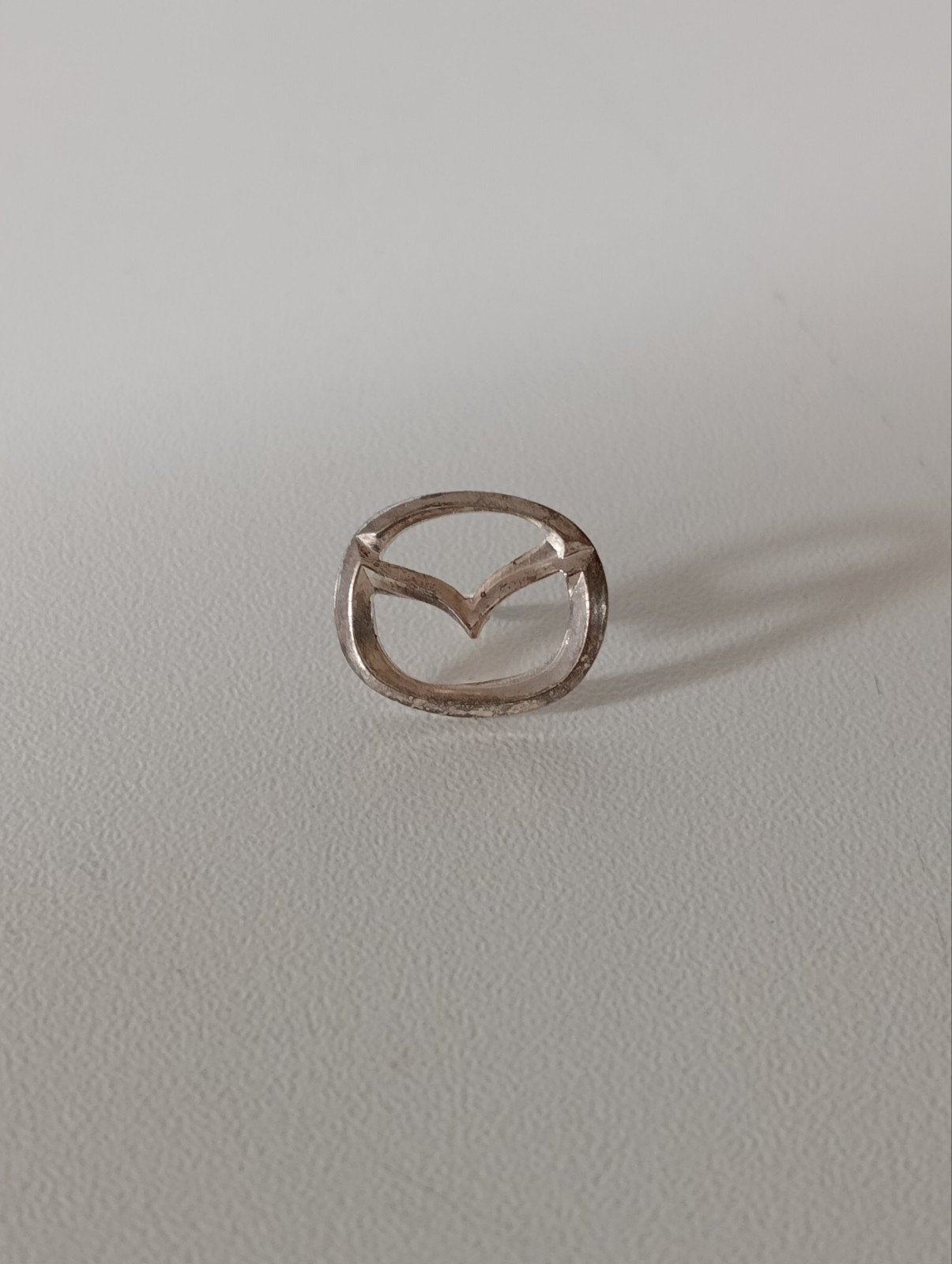 Mazda logo speldje / pin zeldzaam, Ophalen of Verzenden, Nieuw, Merk, Speldje of Pin
