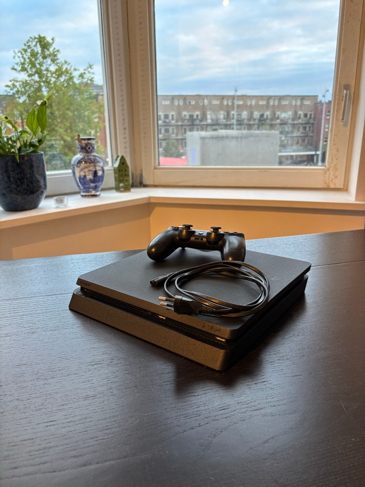 PlayStation 4 Slim 1 TB (+ Dualshock 4 controller en kabel), Ophalen, Gebruikt, 1 TB, Met 1 controller