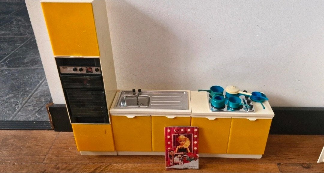Vintage Sindy Keukenblok met Accessoires - Jaren '70, Ophalen of Verzenden, Gebruikt, Meisje