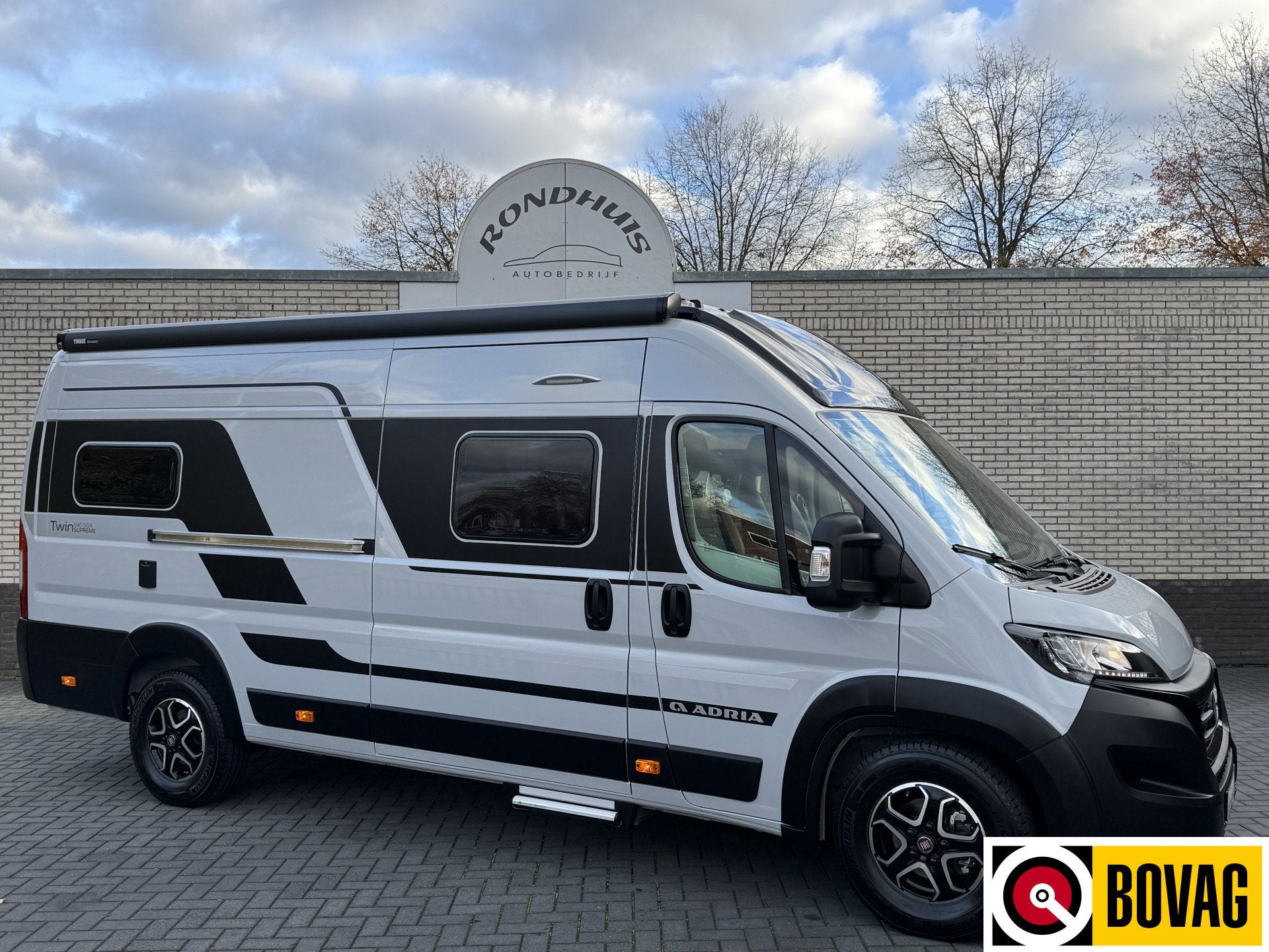 Adria Twin Supreme 640 SGX 160 pk AUTOMAAT 9-Traps Euro6 Fia, Caravans en Kamperen, Campers, Automaat, Buscamper of Camperbus