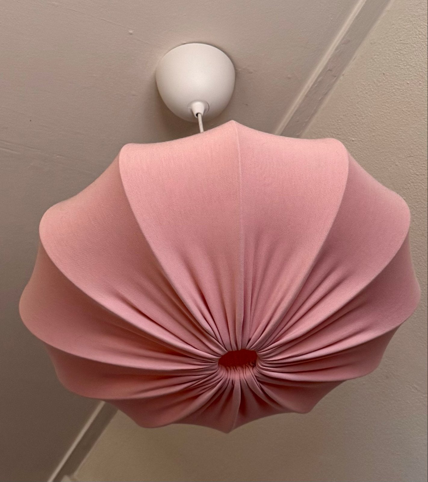 Roze IKEA hanglamp met geplooide stoffen kap - Eyecatcher, Ophalen of Verzenden, Zo goed als nieuw, Textiel