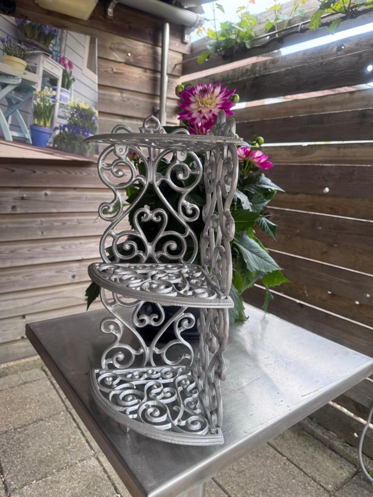 Decoratief gietijzeren hoekrekje, Ophalen of Verzenden, Zo goed als nieuw