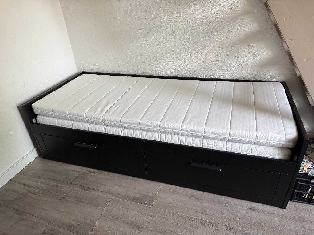 Z.G.A.N. Ikea Brimnes Bedbank met 2 lades en 2 matrassen, Ophalen, Zwart, Tweepersoons, Zo goed als nieuw