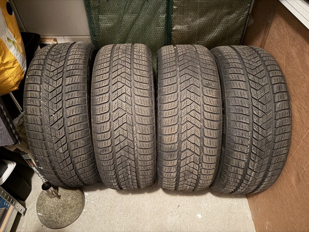 255/40/22 Pirelli Scorpion winter tires, Ophalen, Gebruikt, 255 mm, Overige maten