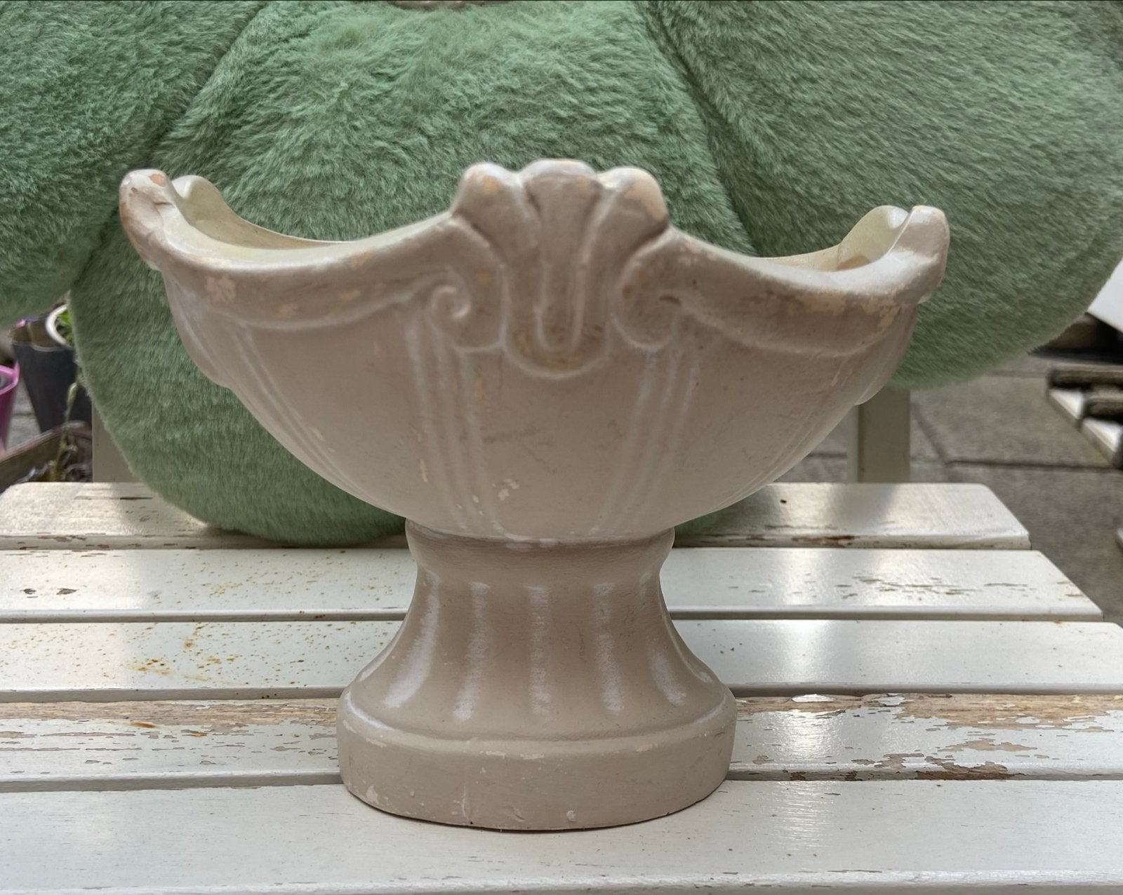 Decoratieve bloempot op voet - Crème/Beige, Gebruikt, Ophalen of Verzenden, Plantenpot of Plantenbak, Ovaal