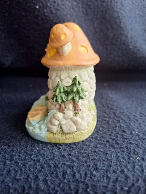 Beeldje konijn in Paddestoel h, Ophalen of Verzenden, Zo goed als nieuw, Dier