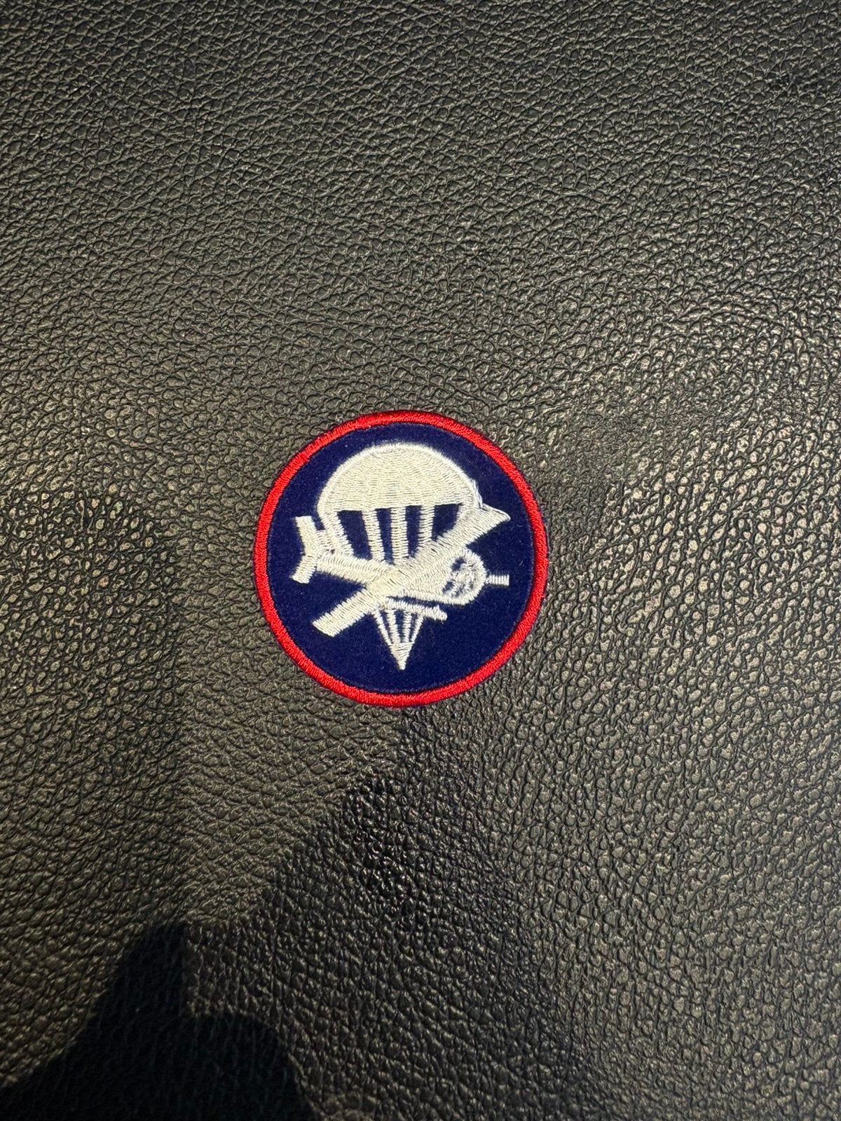 WW2 US, Airborne/Glider embleem Garrsion cap., Verzamelen, Ophalen of Verzenden, Landmacht, Amerika, Embleem of Badge