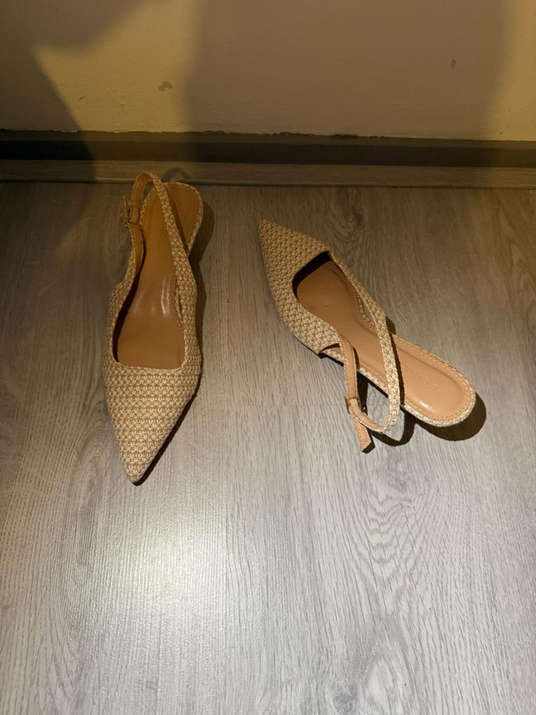 Prachtige slingback kittenheels maat 36, Ophalen of Verzenden, Gedragen, Beige, Pumps