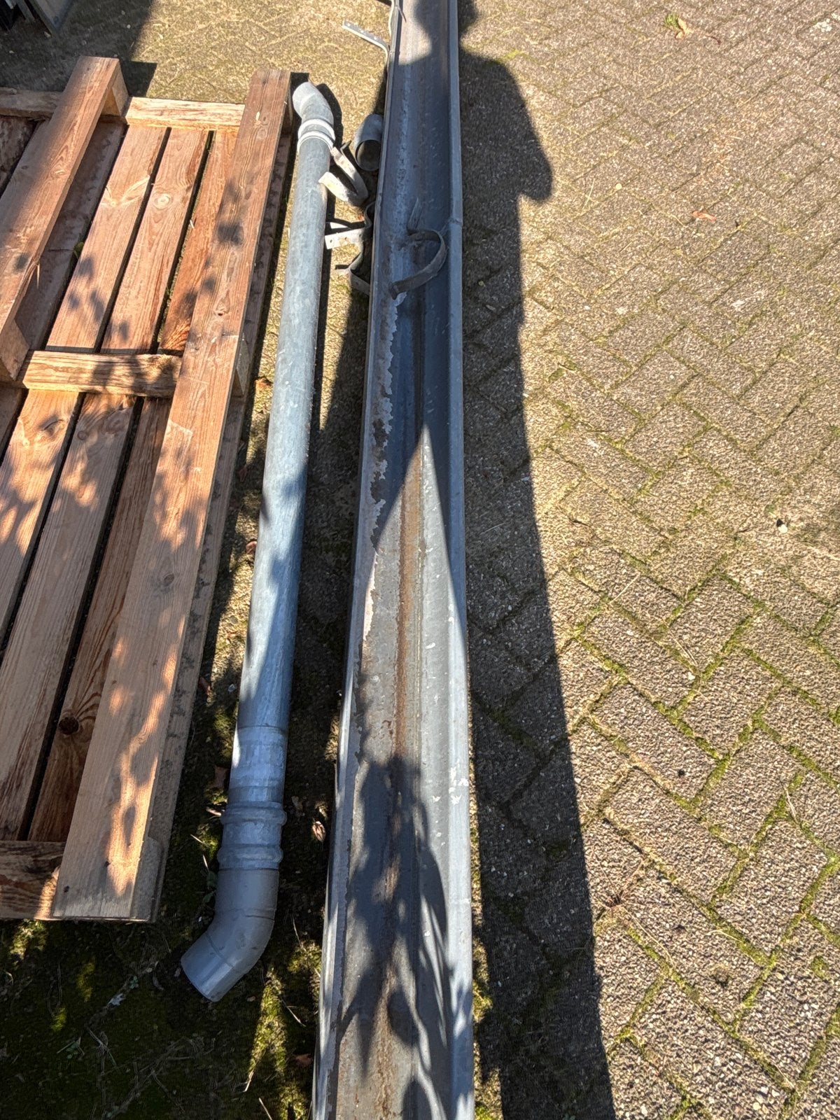 Halfronde zinken dakgoot met regenpijp en beugels, Ophalen, Gebruikt, Zink, Dakgoot