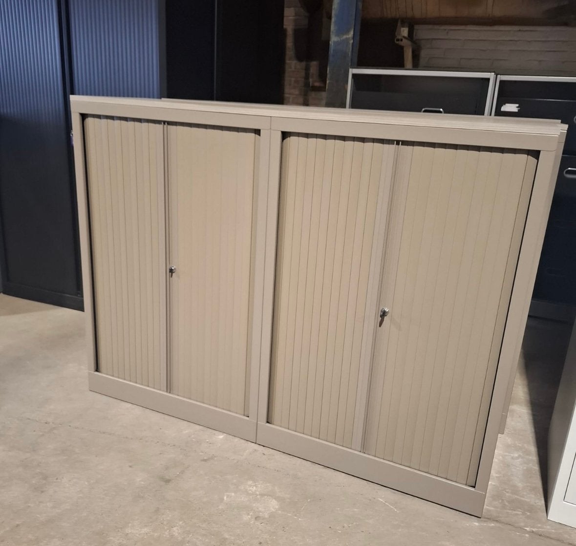 Mooie roldeurkasten 2 in 1, met 2 legborden, Huis en Inrichting, Kasten | Roldeurkasten en Archiefkasten, Ophalen, Gebruikt, 100 tot 150 cm
