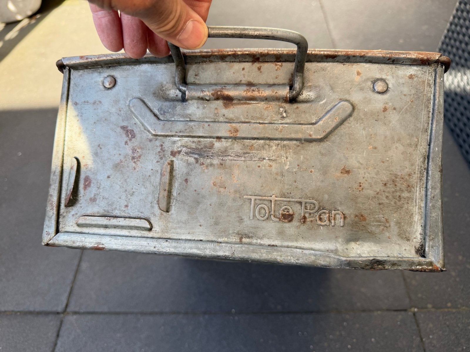 Oude metalen kist 'Tote Pan' - Vintage industriële opslag, Ophalen of Verzenden