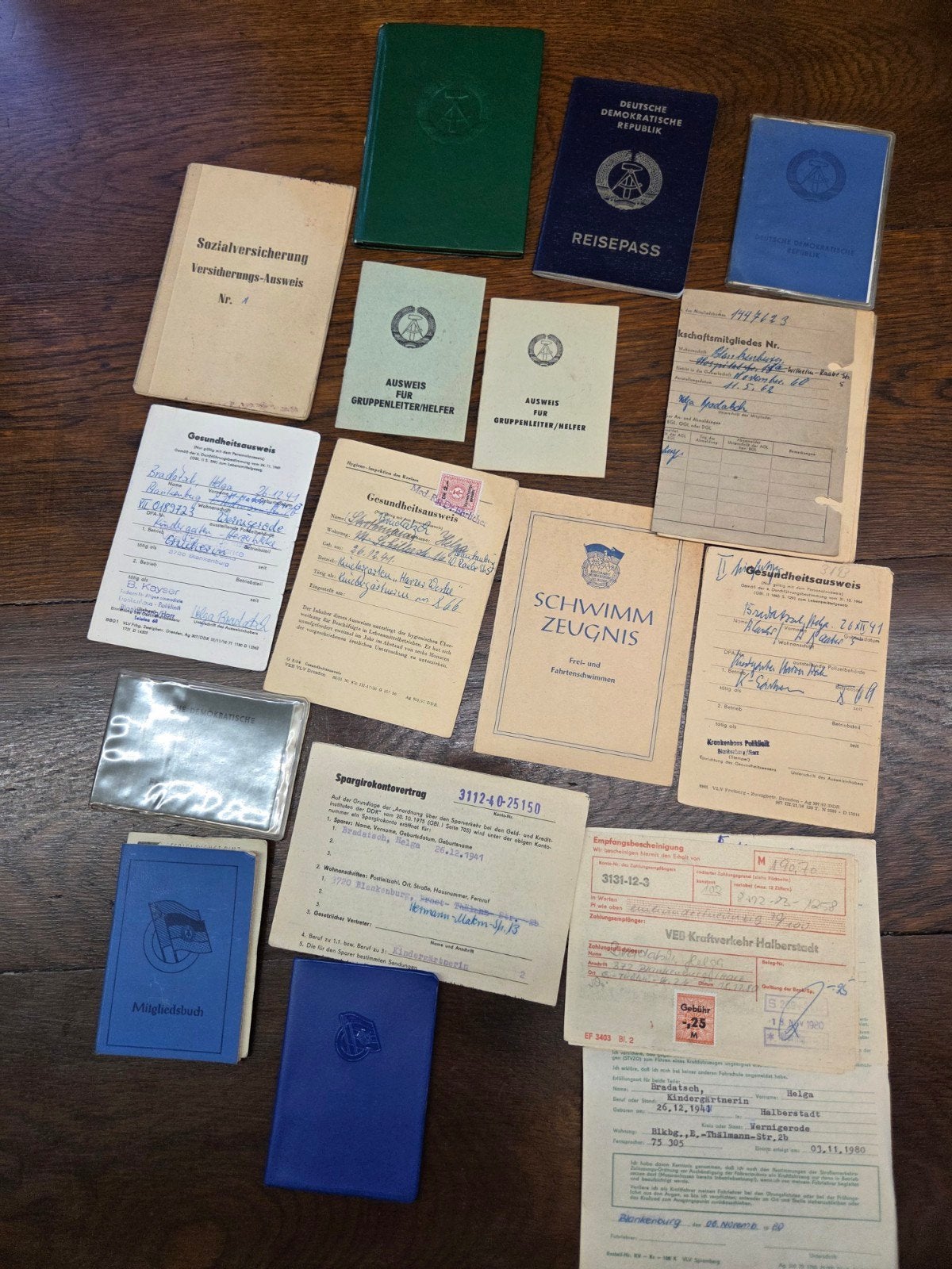 Nalatenschap DDR mitgliedsbuch scheinen etc, Verzamelen, Militaria | Algemeen, Verzenden, Landmacht, Duitsland, Embleem of Badge