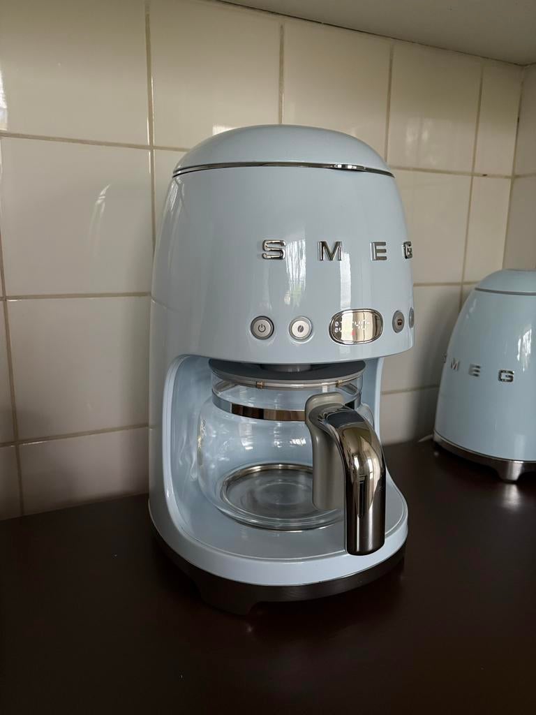 Smeg Koffiezetapparaat Pastelblauw - nieuw!, Witgoed en Apparatuur, Koffiezetapparaten, Ophalen, 10 kopjes of meer, Koffiemachine