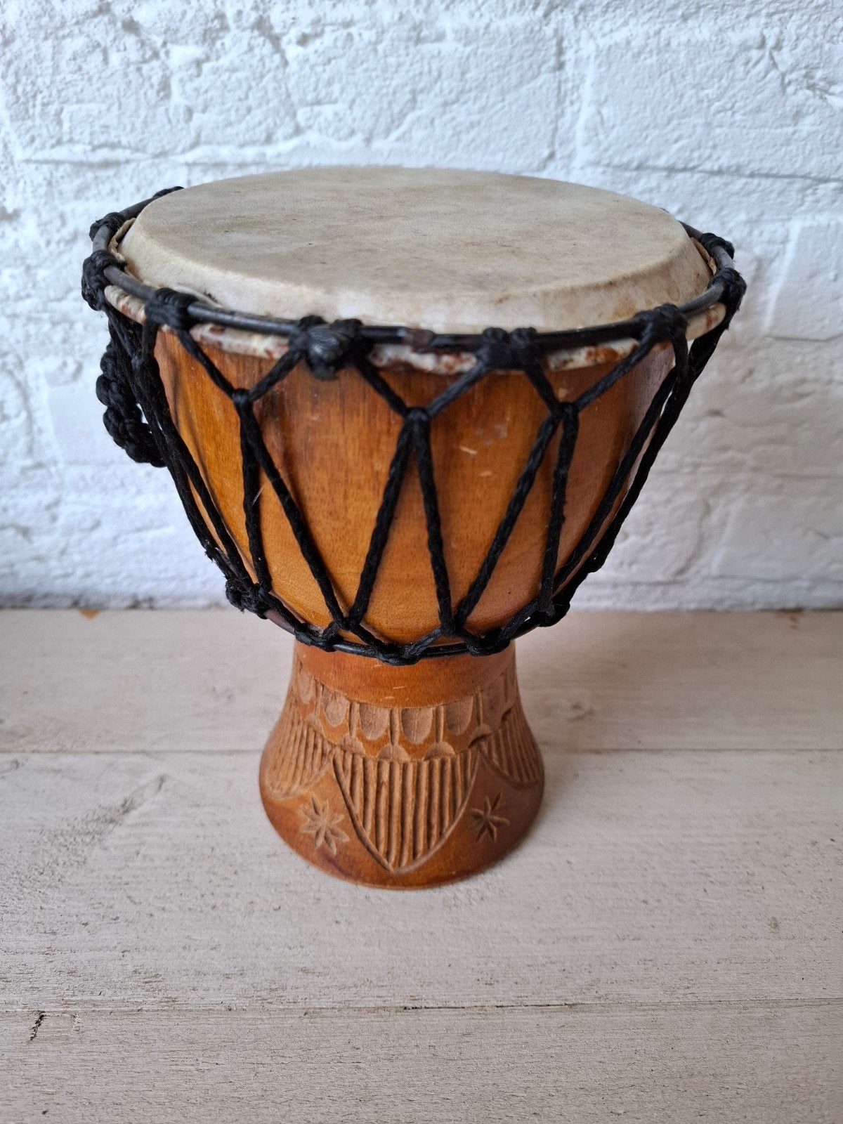 Kleine Djembé. Hoogte 29 cm. Houtsnijwerk., Muziek en Instrumenten, Ophalen of Verzenden, Zo goed als nieuw, Trommel