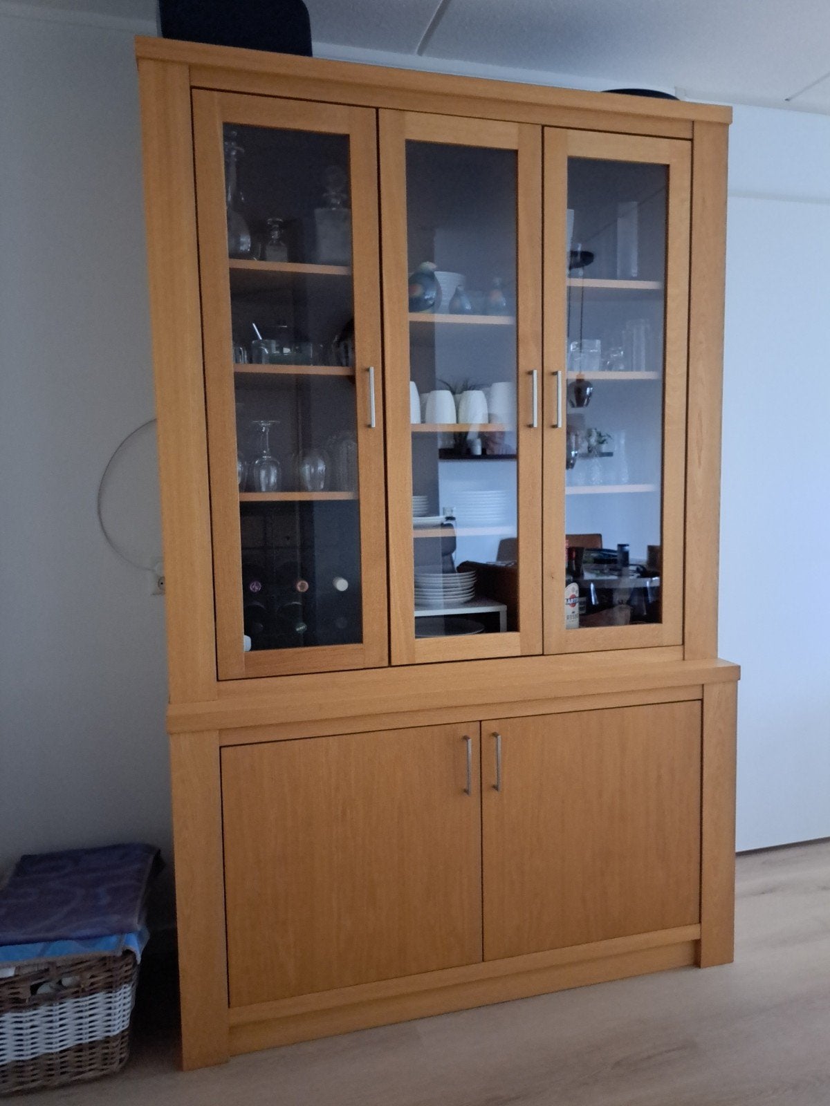 Mooie houten vitrinekast met glazen deuren, Ophalen, Glas, Met deur(en), 100 tot 150 cm