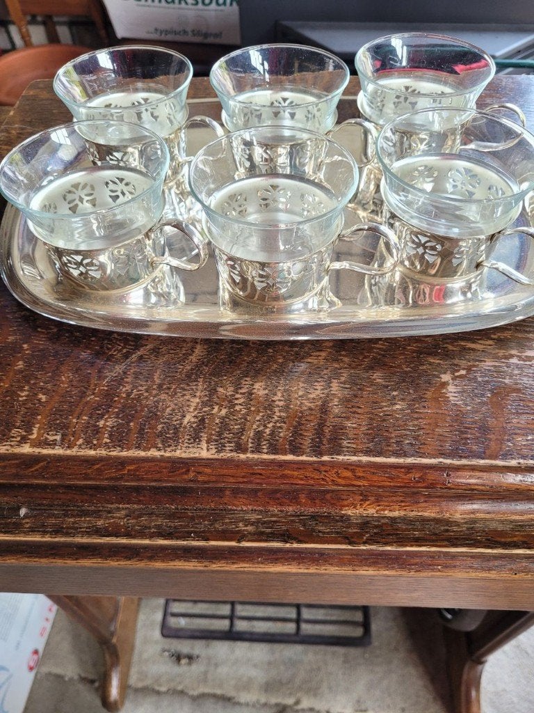 6 kopjes op zilverkleurig dienblad 35X25, Ophalen of Verzenden, Overige materialen, Overige stijlen, Kop(pen) en/of Schotel(s)