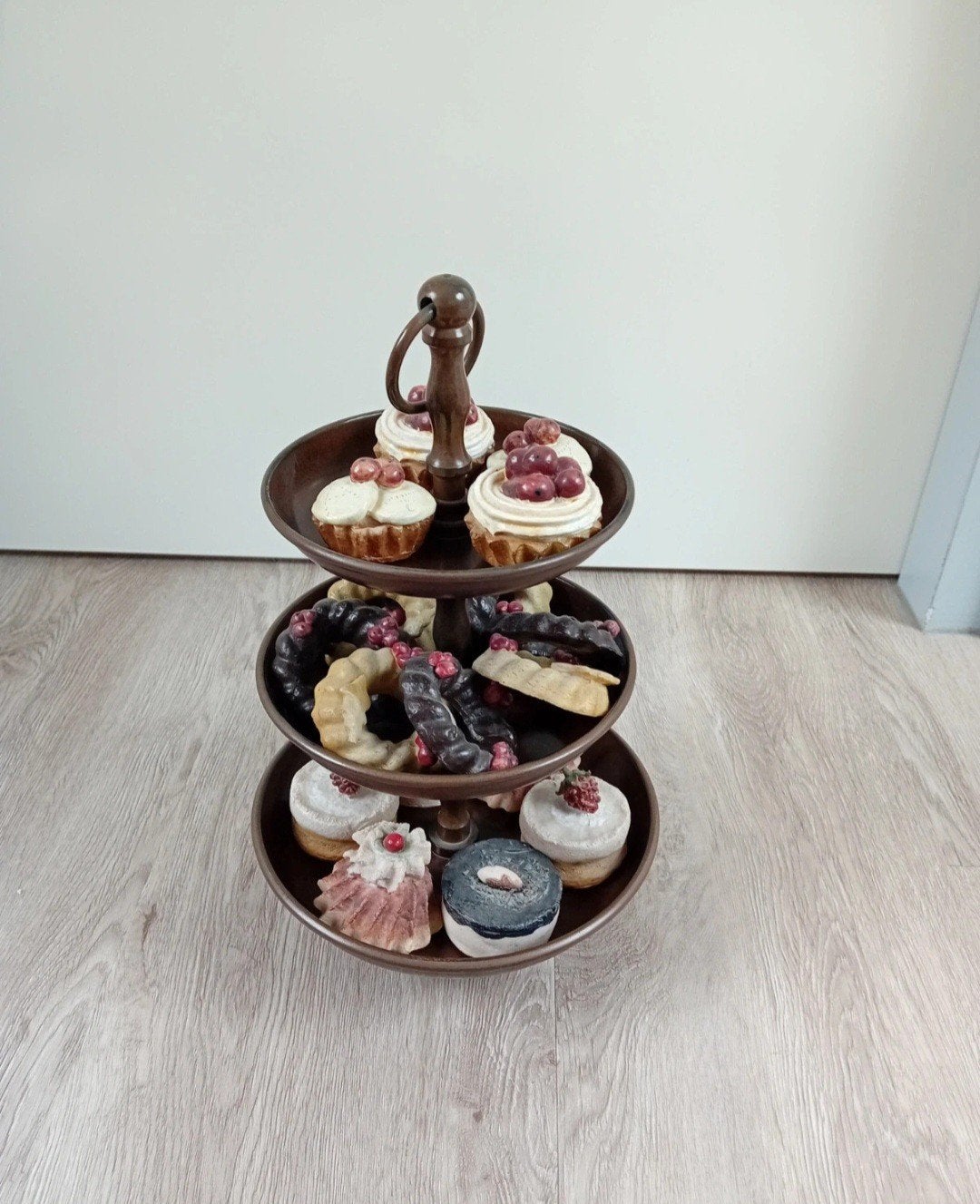 Etagere met (kunst) snoepgoed, Ophalen of Verzenden, Zo goed als nieuw
