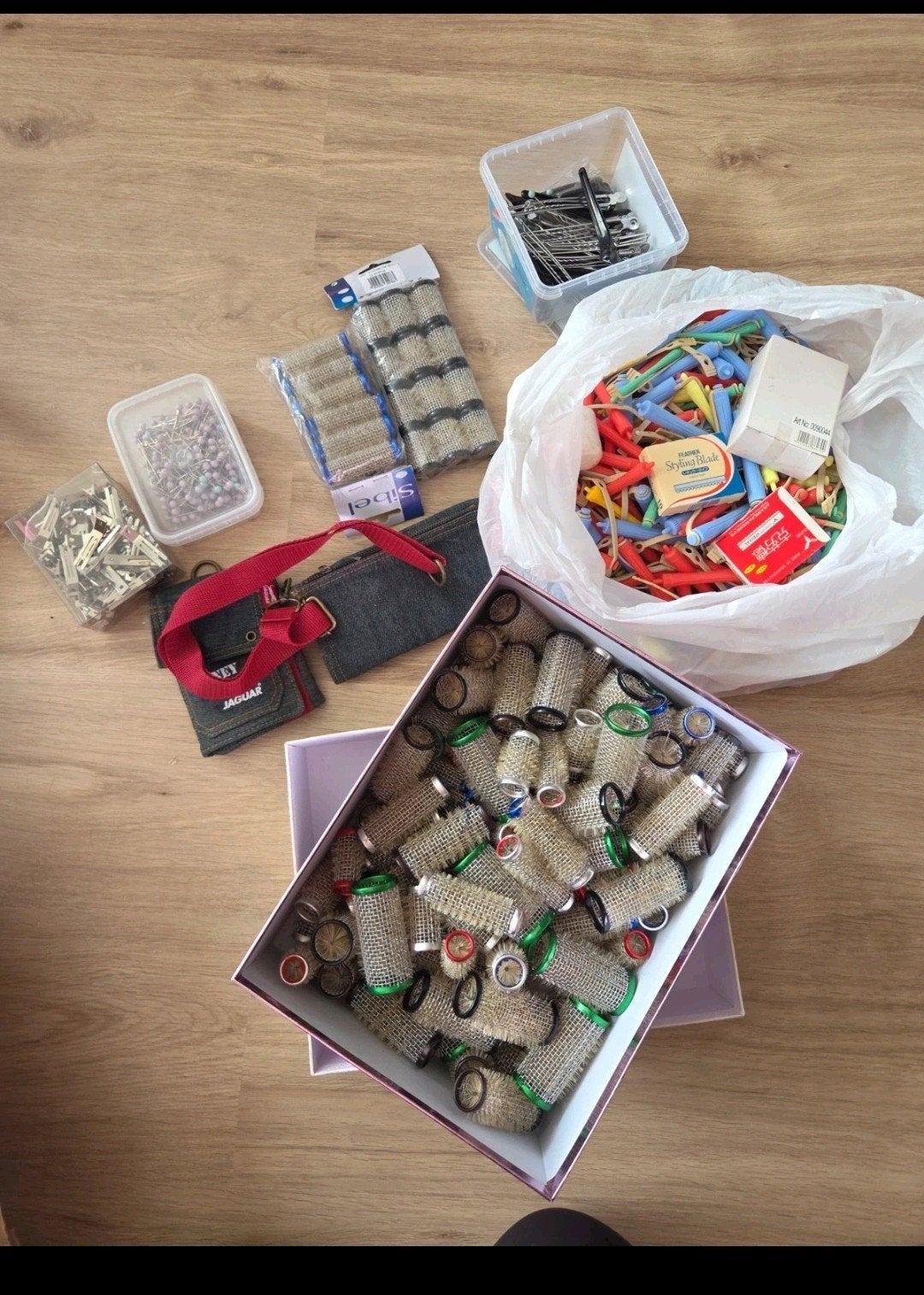 Grote doos met kappersspullen: krulspelden, spelden, etc., Ophalen of Verzenden, Gebruikt, Haarspeld
