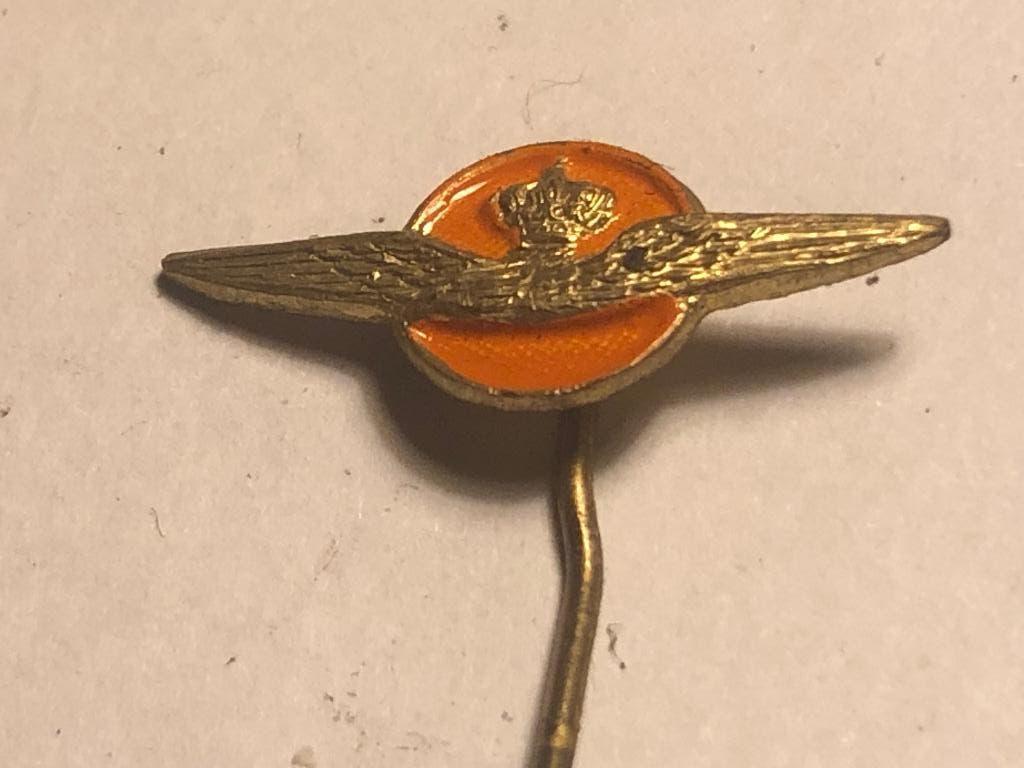 Metalen KONINKLIJKE LUCHTMACHT Speld., Verzamelen, Verzenden, Zo goed als nieuw, Transport, Speldje of Pin