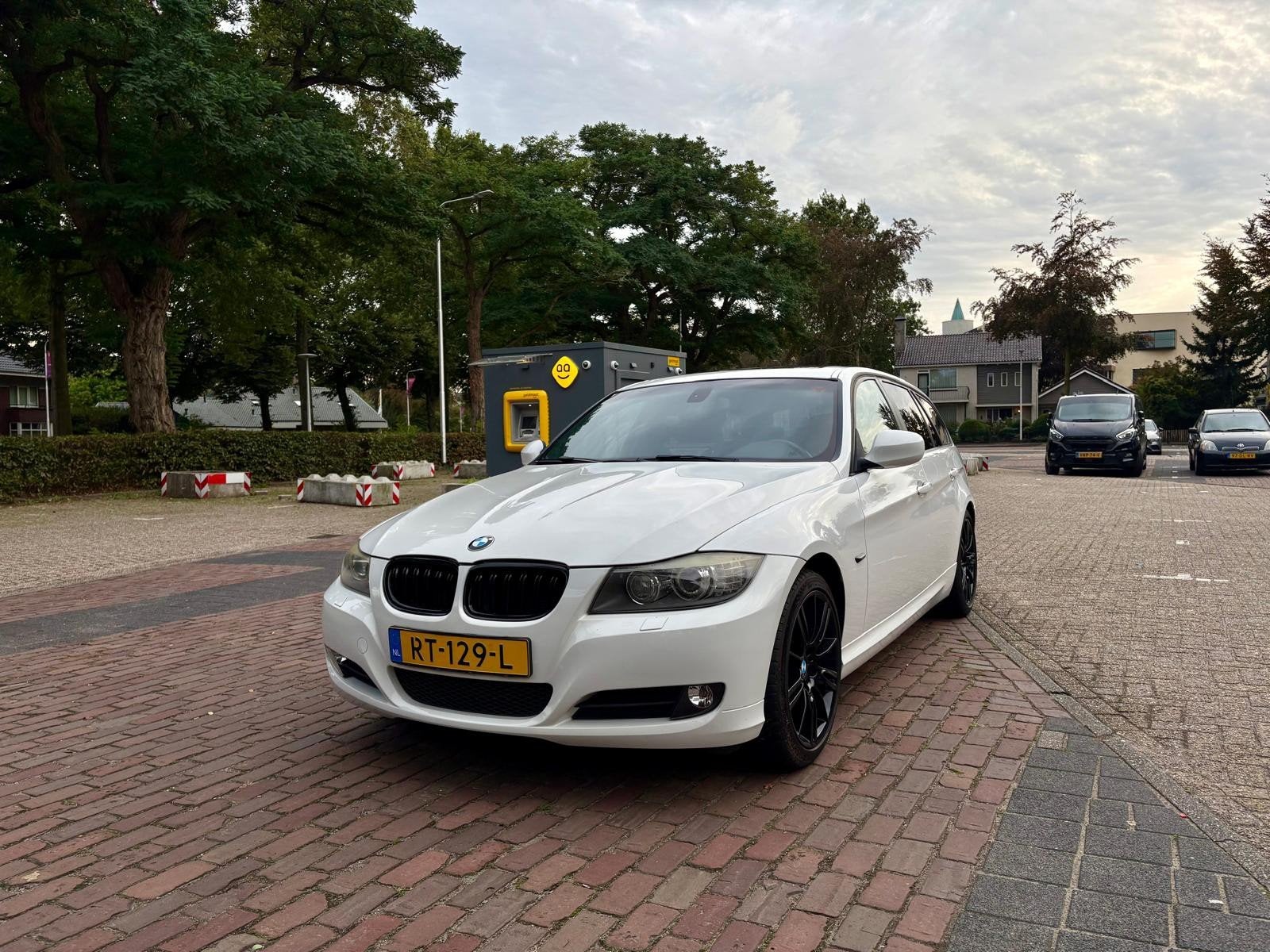 BMW 320i – In uitstekende staat en zeer goed onderhouden, Achterwielaandrijving, 4 cilinders, Wit, Leder