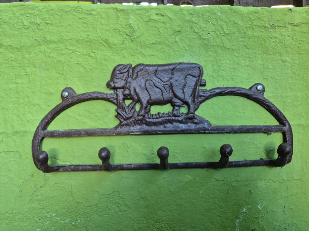 Metalen hanger met 5 haken en een koe, Huis en Inrichting, Ophalen of Verzenden, Metaal, Wandkapstok, Minder dan 100 cm