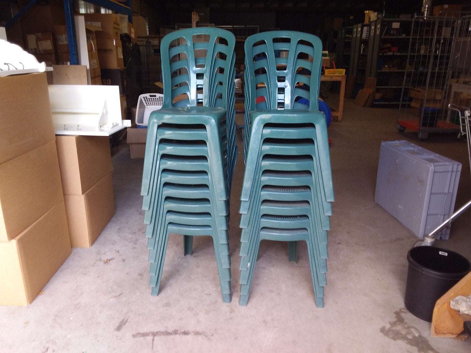 18 stapelstoelen, Ophalen, Zo goed als nieuw, Kunststof