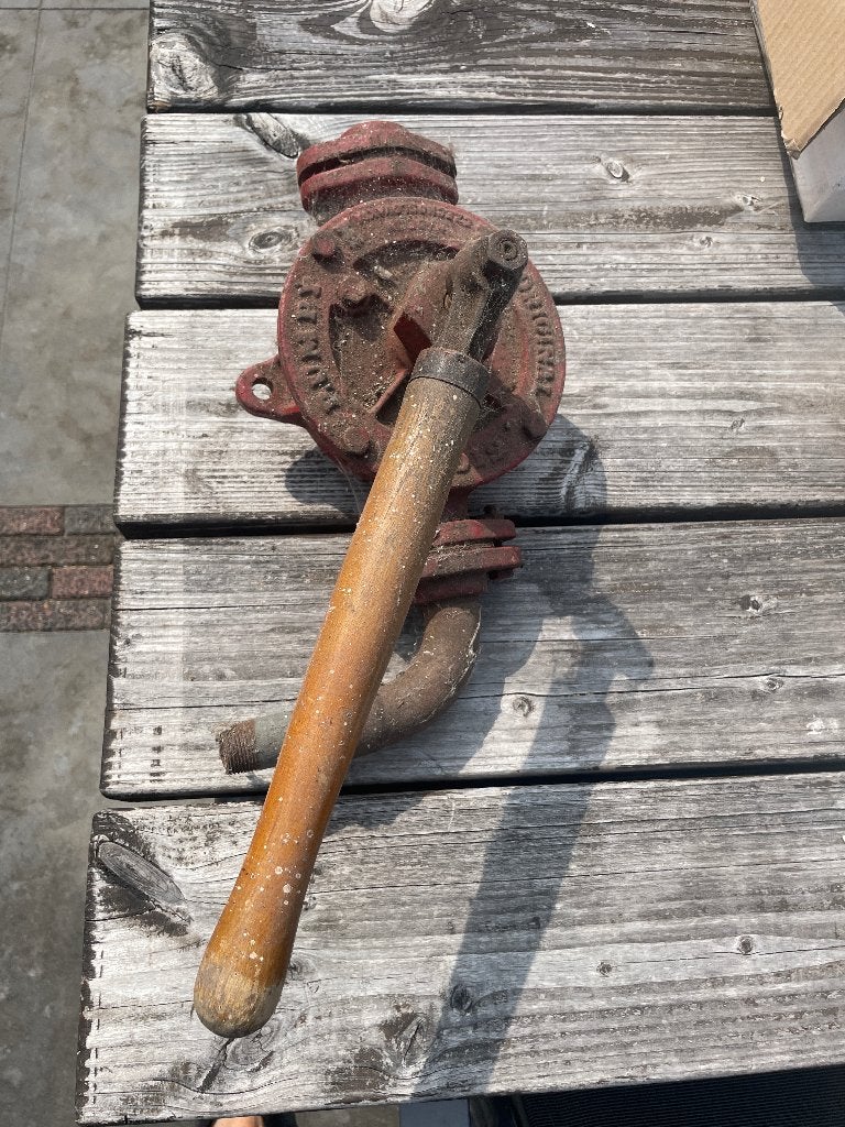 Gietijzer handpomp, Ophalen