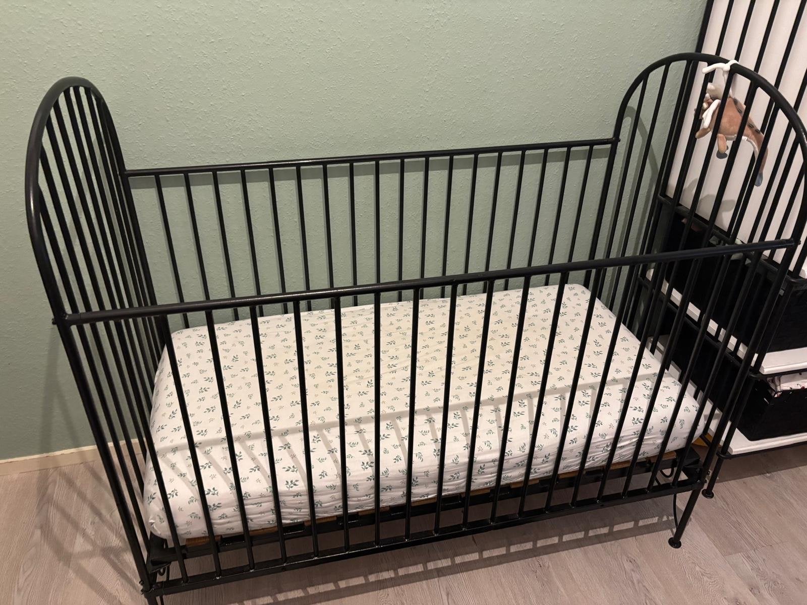 Complete babykamer: ledikant, commode en kledingkast, Huis en Inrichting, Eenpersoons, Zwart, Ophalen of Verzenden, Zo goed als nieuw