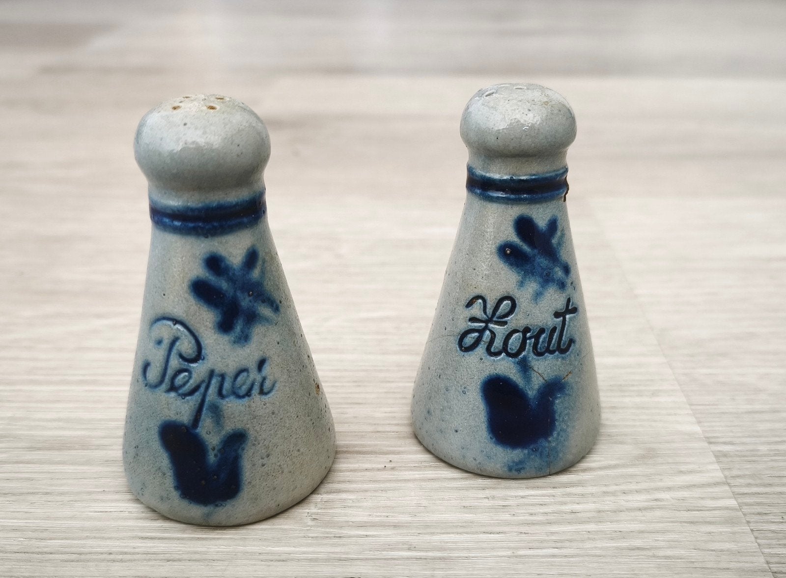 Vintage Zout- en Peperstel van Keramiek - Handbeschilderd, Antiek en Kunst, Antiek | Keramiek en Aardewerk, Ophalen of Verzenden