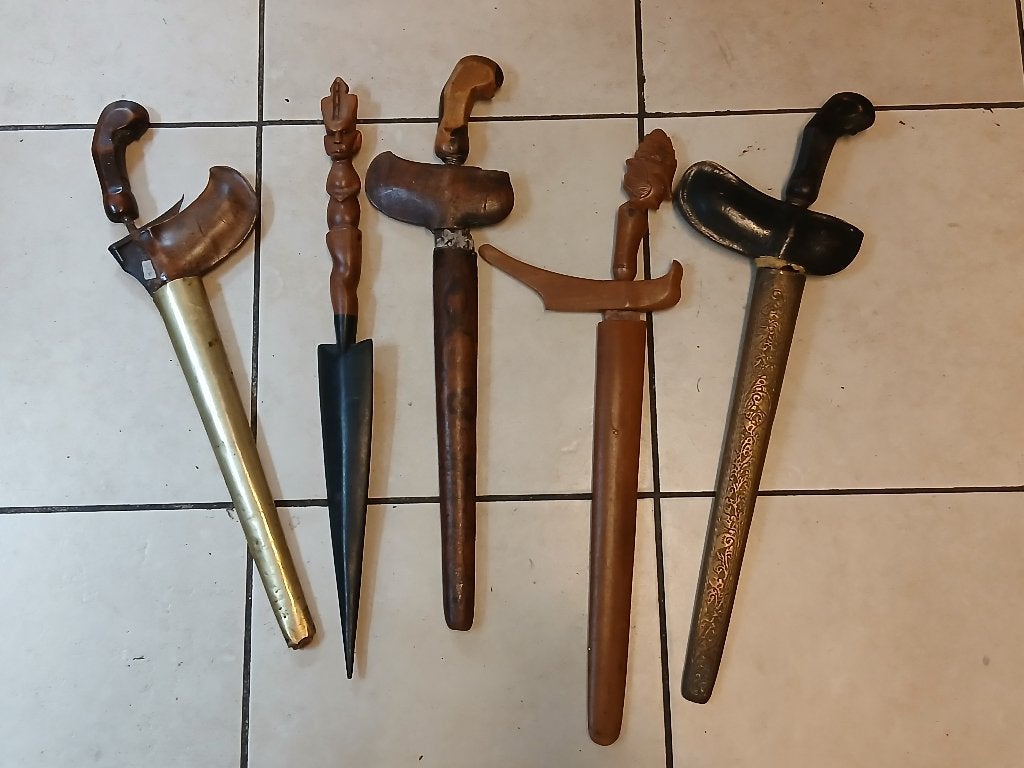 4 x Kris en 1 houten speer - Indonesië - Kris mes - zwaard, Antiek en Kunst, Hout, Wapen, Verzenden, 50 cm