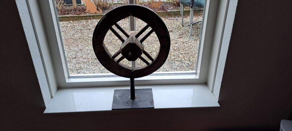 Decoratief oud houten wiel op statief, Ophalen