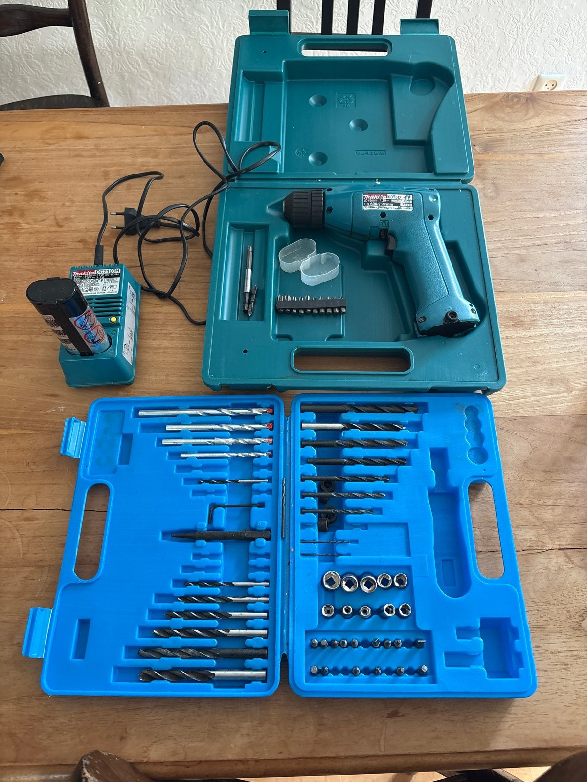 Makita Accuboormachine 6015D met extra accu en boorset, Doe-het-zelf en Verbouw, Gereedschap | Boormachines, Ophalen of Verzenden