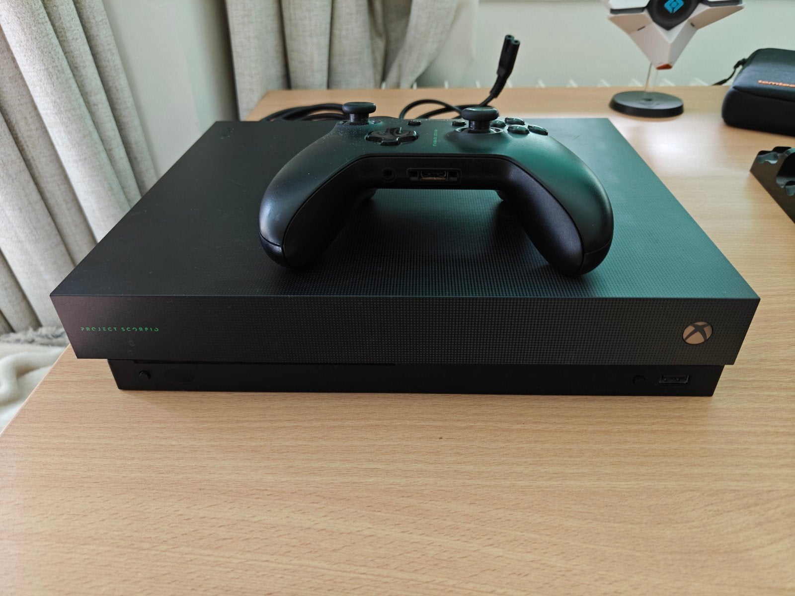 Xbox One X Project Scorpio Edition met controller, Ophalen, Zo goed als nieuw, 1 TB, Met 1 controller