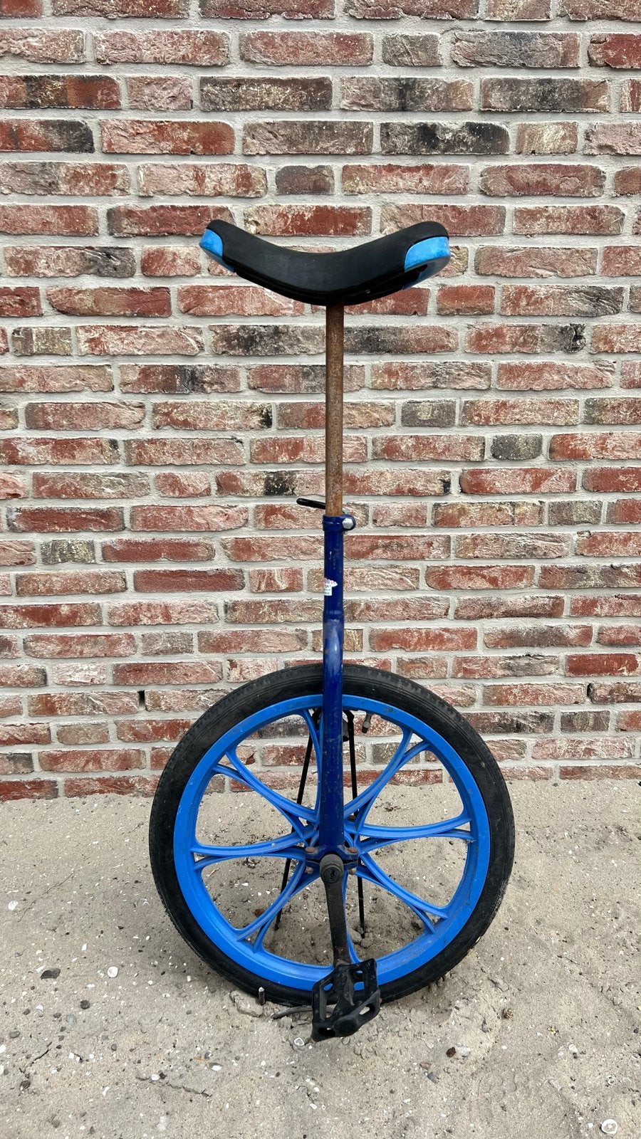 Blauwe eenwieler met standaard, Ophalen, Gebruikt