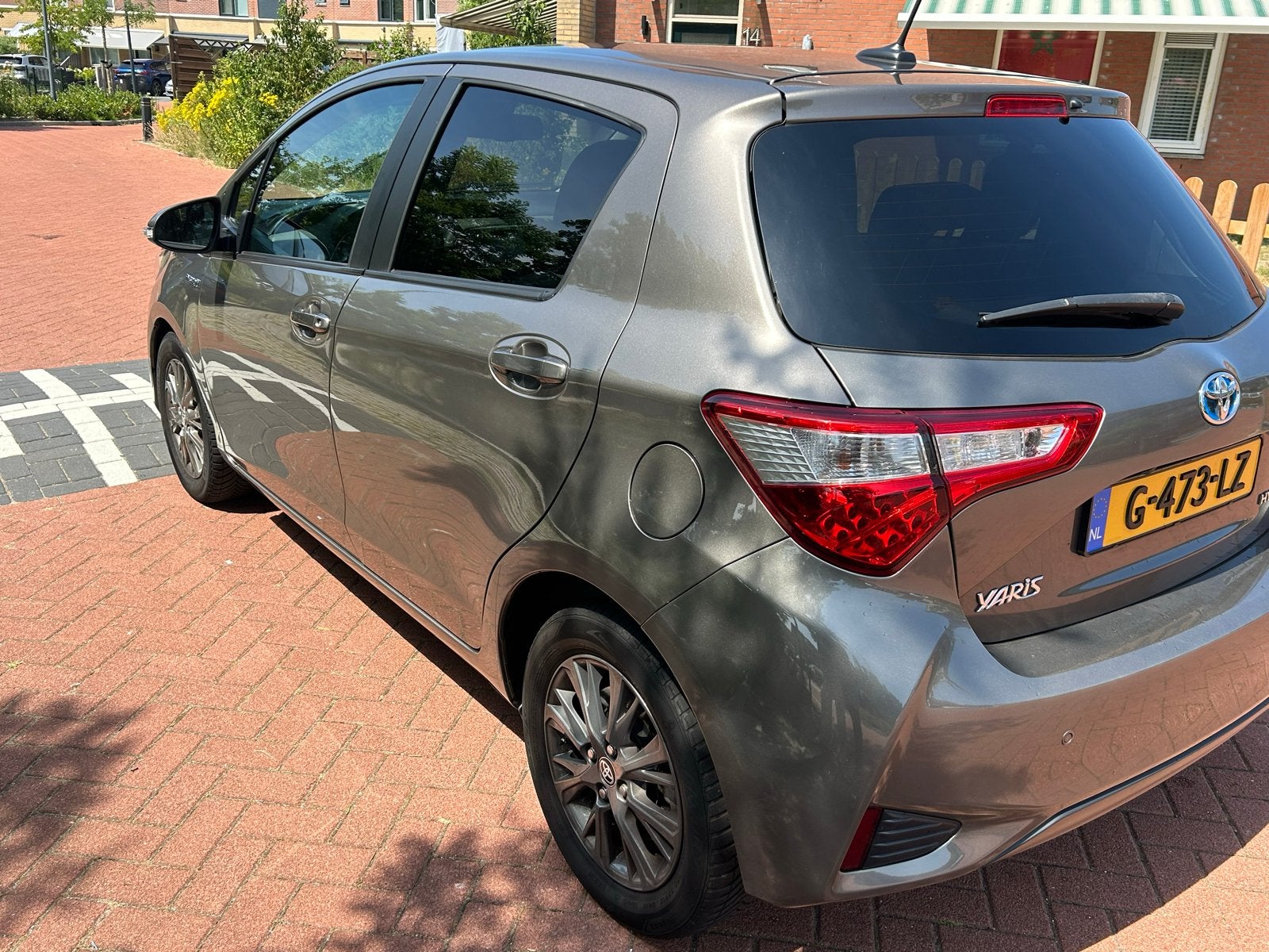 Toyota Yaris 1.5 Hybrid 100pk 5D CVT 2019 Grijs, Auto's, Toyota, 1497 cc, 40 €/maand, Origineel Nederlands, Overige kleuren