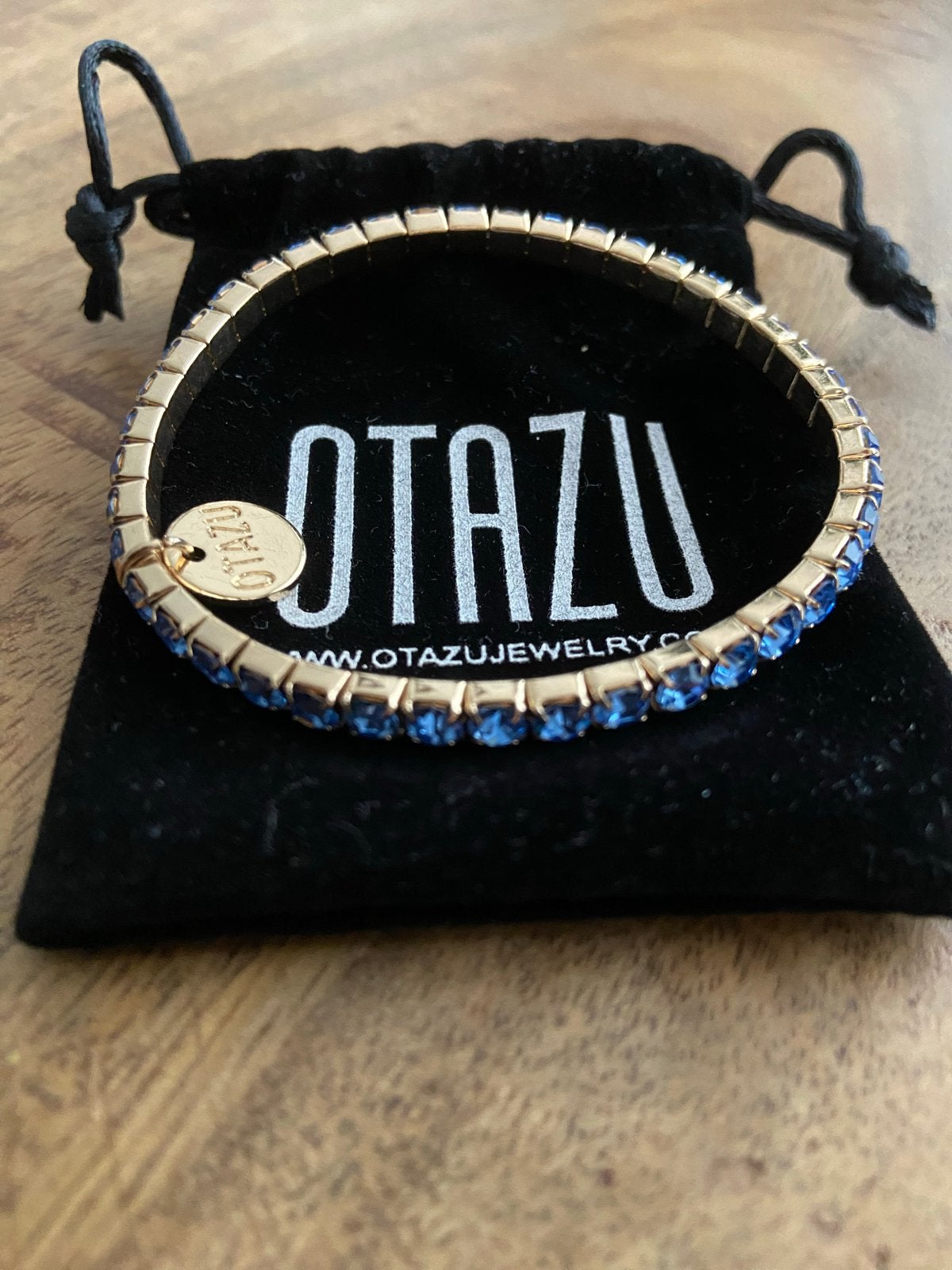 Otazu Alice Armband met Blauwe Swarovski Stenen en 24k Goude, Sieraden, Tassen en Uiterlijk, Armbanden, Overige materialen, Blauw