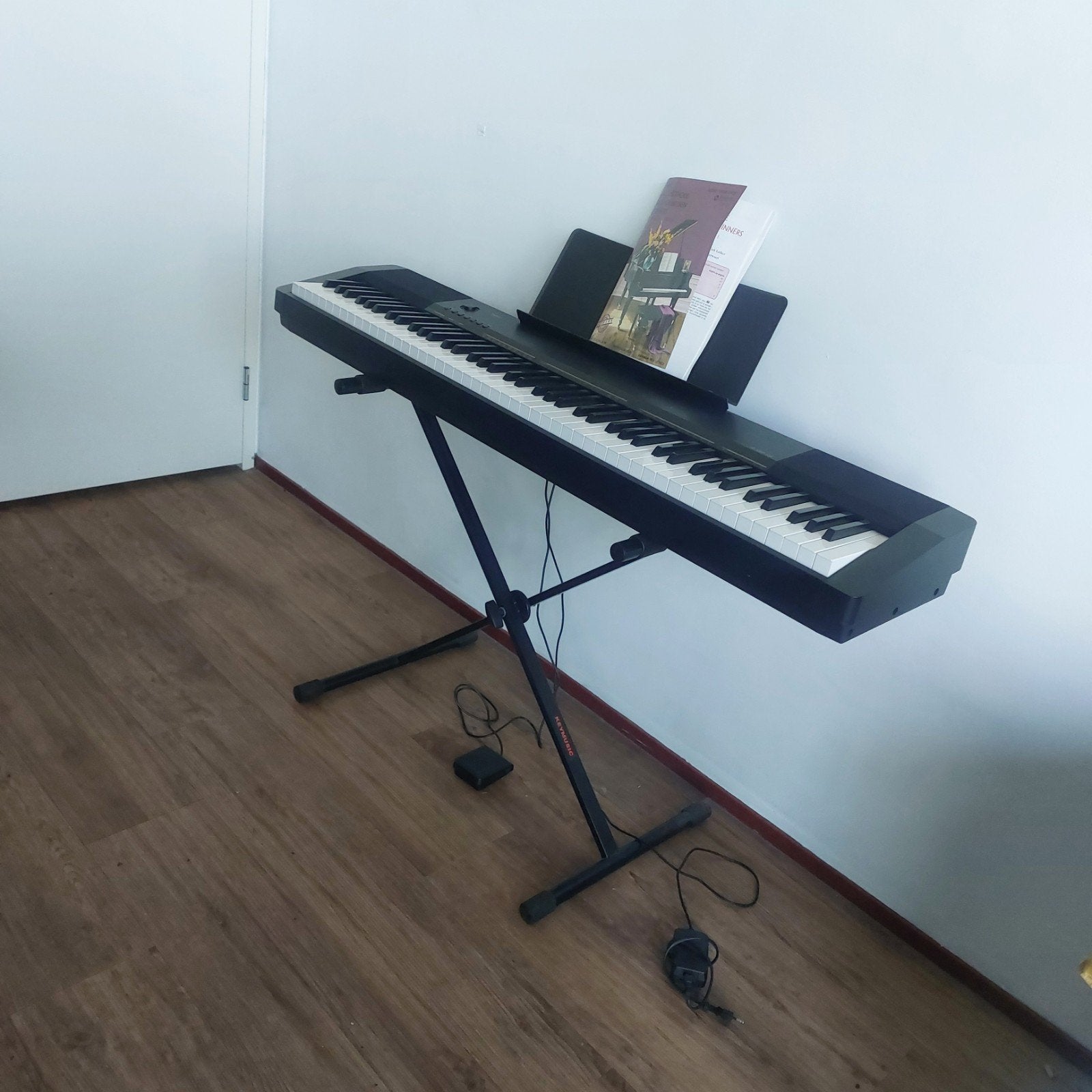 Casio CDP-130 Digitale Piano + standaard, pedaal en lesboek, Ophalen, Zwart, Digitaal, Zo goed als nieuw