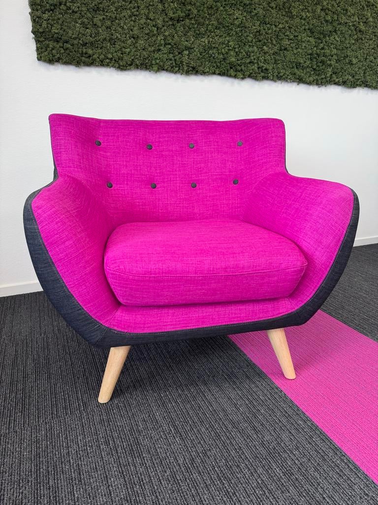Als nieuw: luxe fuchsia roze fauteuil met houten poten, Ophalen, Zo goed als nieuw, Stof, 75 tot 100 cm