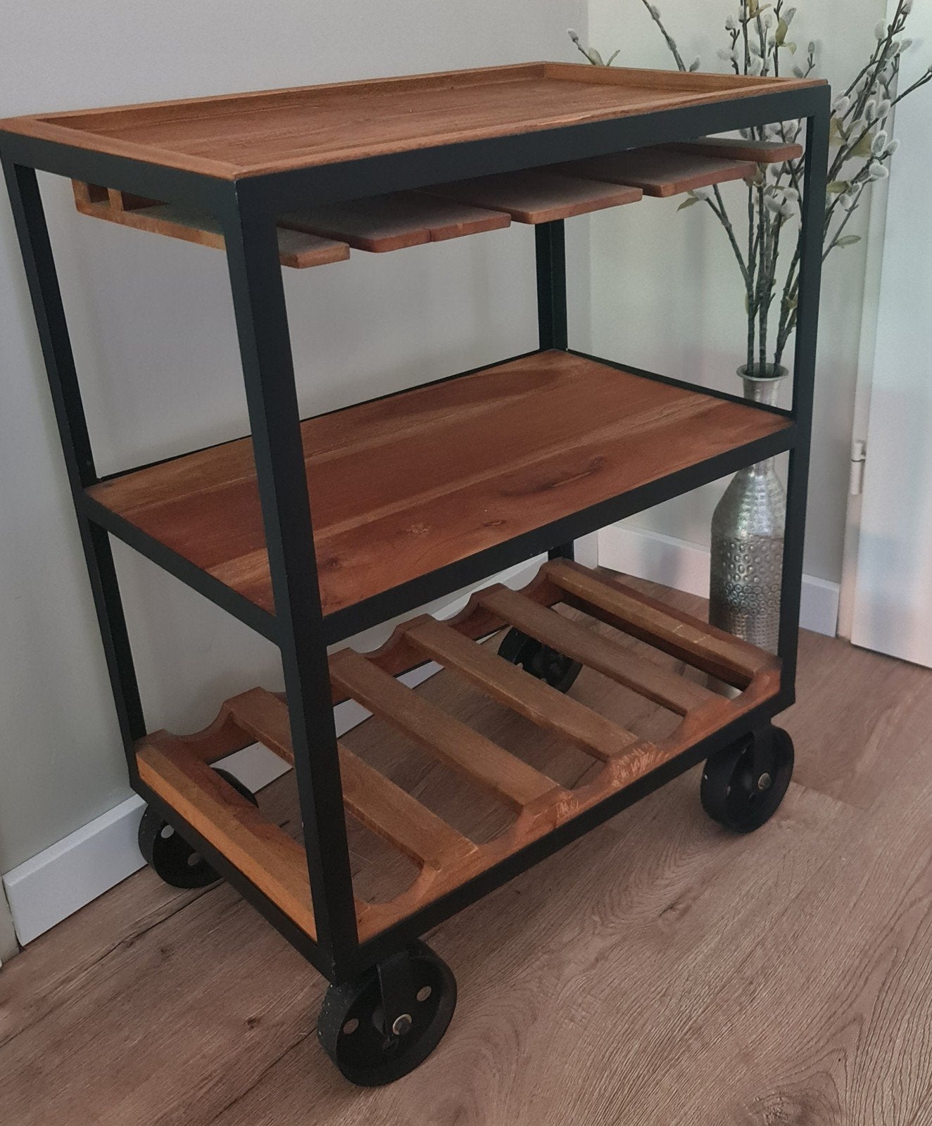 Stoere industriële bar trolley / serveerwagen – hout & zwart, Ophalen, Gebruikt, 5 tot 15 flessen, 75 – 100